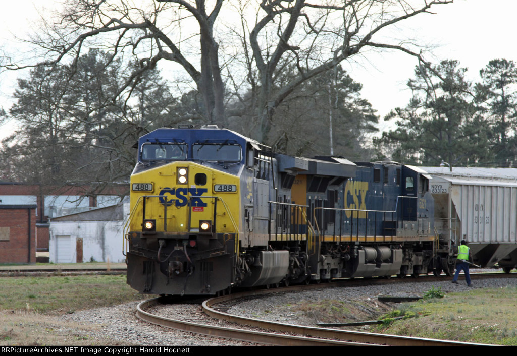 CSX 488 leads 5321 around the wye